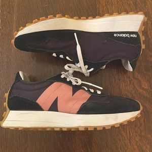 New Balance 327 Women’s Size 6. Great condition. Navy blue with rose pink logo.